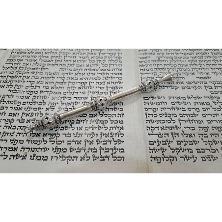 יד לספר תורה 