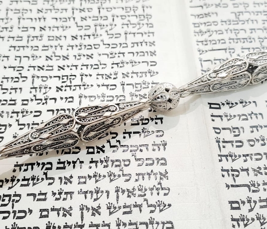 יד לקריאה בתורה דגם מעונים מכסף טהור | עבודת פיליגרן מסורתית על קלף של ספר תורה