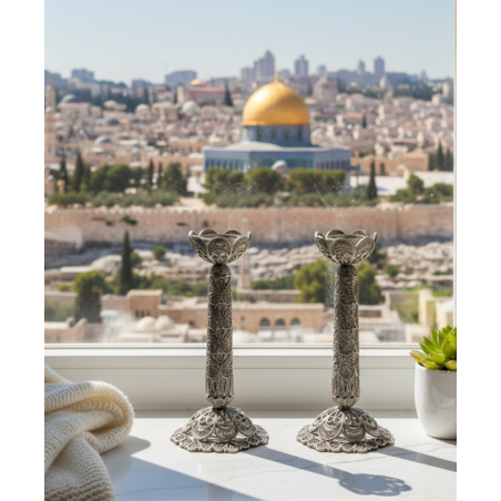 פמוטים כסף טהור דגם עמוד פרח | פמוטי שבת בעבודת פיליגרן מסורתית על אדן חלון