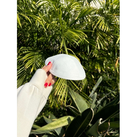 כיפה מהודרת זמש צבע לבן עם מקום לסיכה 18 ס