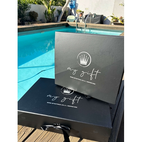 קופסא שחורה יוקרתית וממותגת עם פרחים