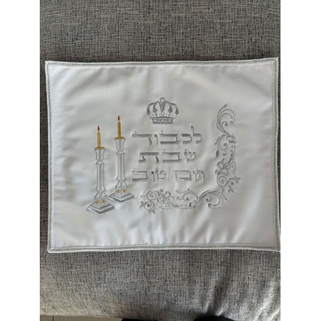 כיסוי חלה דמוי עור לבן כולל ניילון קשיח עם רקמה 