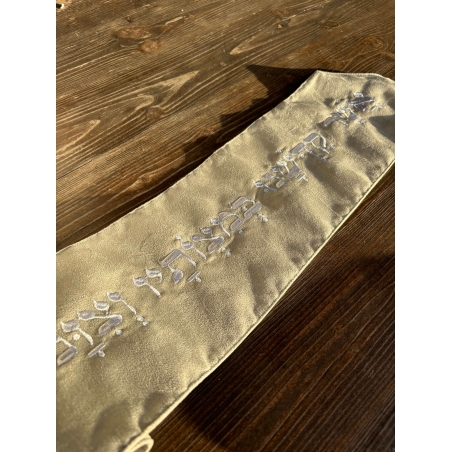 עטרה מהודרת מקטיפה אפור בהיר 