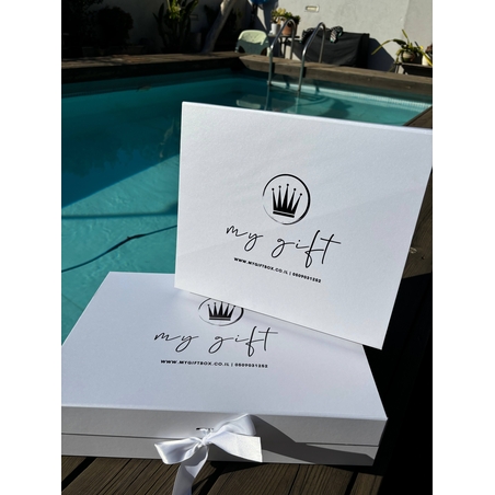 קופסא לבנה פנינה יוקרתית וממותגת עם פרחים