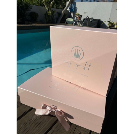 קופסא ורודה פנינה יוקרתית וממותגת עם פרחים