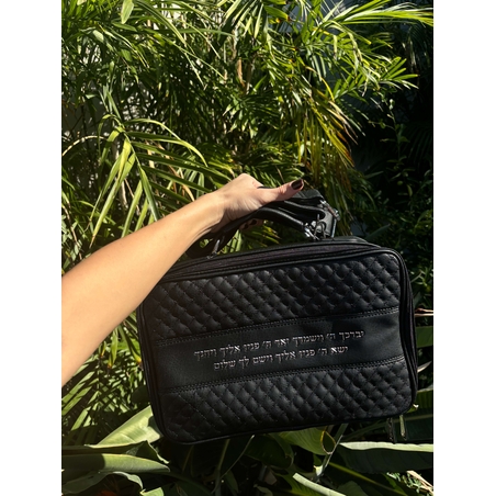 תיק טלית שחור דמוי עור מפואר עם אותיות מובלטות 