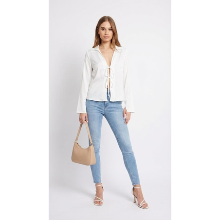 חולצה לבנה מעוצבת עם קשירות קדמיות - שרוולים ארוכים עם שסע בפרק היד - מראה נשי ומודרני