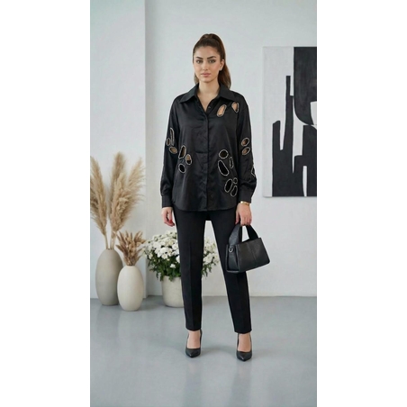 חולצה שחורה אלגנטית לנשים עם עיצוב מודרני וסטייל יוקרתי
