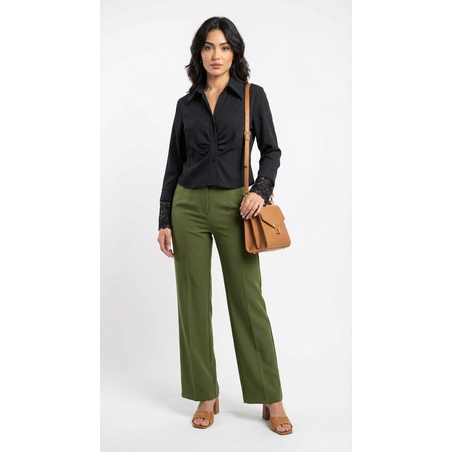 חולצה שחורה מכופתרת עם סיומת תחרה יוקרתית – שילוב של רומנטיקה ואלגנטיות