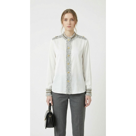 חולצת סאטן לבנה יוקרתית בשילוב עיטורי טוויד וכפתורי זהב