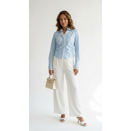 חולצת כפתורים תכלת מעוצבת עם עיטורי תחרה לבנה - שיק רומנטי ויוקרתי