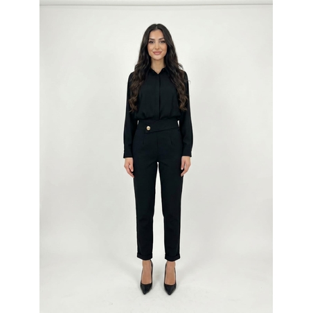 מכנסי אלגנט שחורים בגזרה ישרה עם כפתור זהב בולט – דגם קלאסי מבית ANTIGO