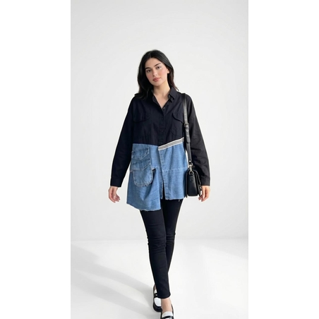 חולצת אוברסייז מעוצבת בשילוב בד שחור ודנים (ג'ינס) עם מכפלת א-סימטרית