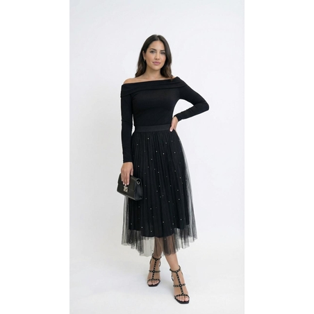 חצאית טול מידי שחורה עם עיטורי פנינים – השילוב המושלם בין אלגנטיות לנשיות