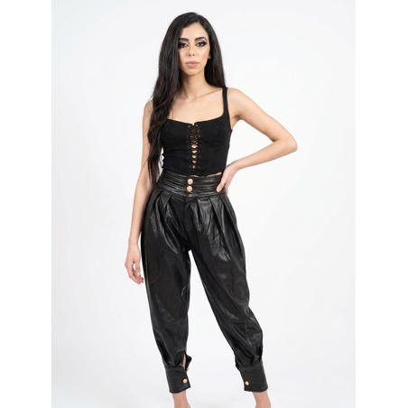 מכנסי דמוי עור בגזרה גבוהה עם סגירת כפתורי זהב ודיטיילס בקרסול