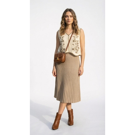 אפודת סרוגה רקמה בצבע קרם