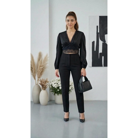 אלגנטיות שחורה: השילוב המושלם בין תחרה לסאטן למראה ערב בלתי נשכח