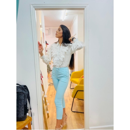 חולצה מכופתרת לבנה עם רקמה