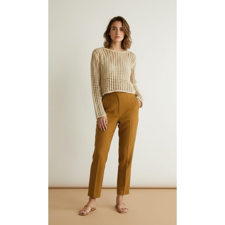 שדרגי את המלתחה שלך עם הסטייל המנצח שמשלב בין אלגנטיות לנוחות. החולצה מעוצבת בסריגת 