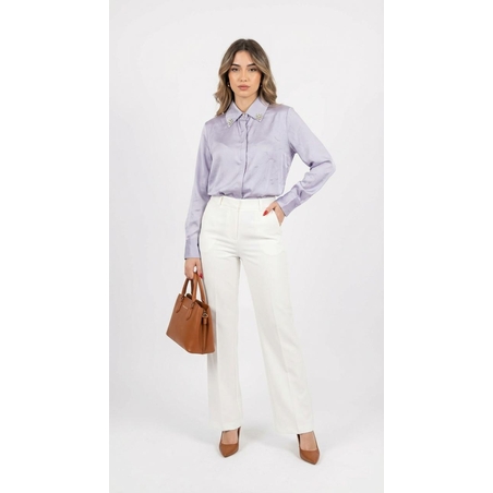 חולצת סאטן יוקרתית בגוון לבנדר עם עיטורי צווארון ומכנסיים מחויטים לבנים