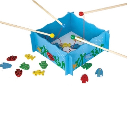 בריכת דגים מעץ