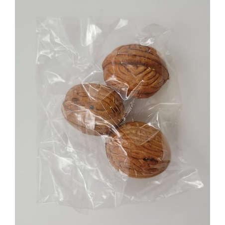 שקית צלופן עם 3 אגוזים