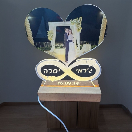 מעמד לד בצורת לב עם הדפסה וחריטה אישית
