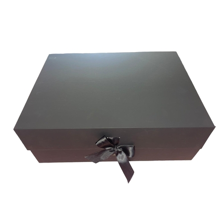 קופסא מלבנית למארז עם סגירת מגנטים וקשירת פפיון צבע שחור