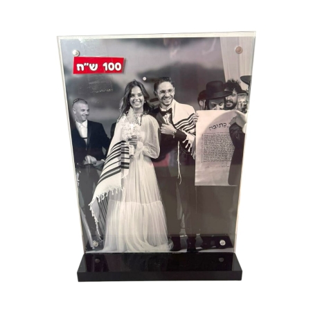 מעמד אקריל עם בסיס שחור בגודל 15X20 ס