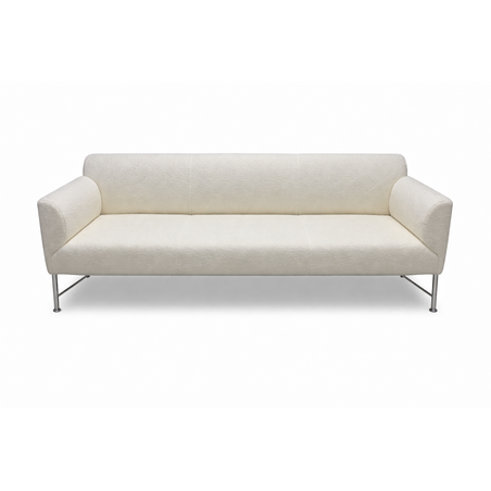 ספה תלת מושבית בצבע לבן מבד בוקלה