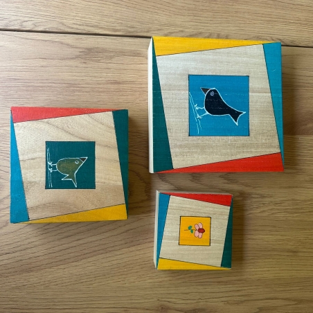 3 קופסאות עץ מצוירות הנתונות זו בזו - ציפורים בצבעים
