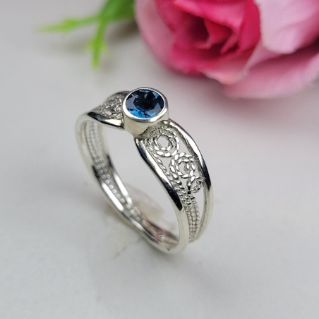 טבעת כסף משובצת בטופז כחול בעבודת יד בסגנון בוהו דגם 144