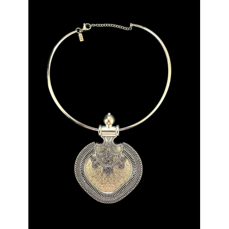 Ethnic choker