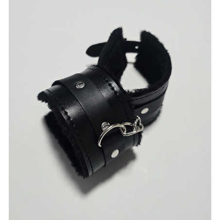 אזיקי ידיים שחורות דמוי עור עם פרווה פנימית