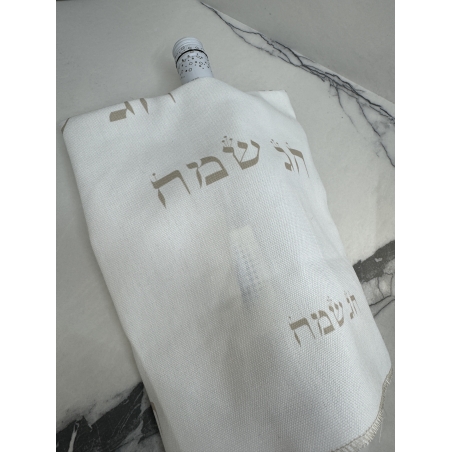 כיסוי יין דגם חג שמח בסיס לבן