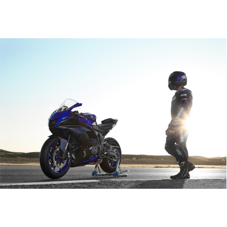 YAMAHA R7