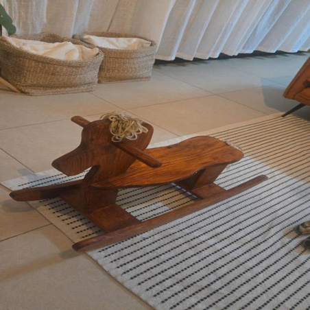 סוס עץ נדנדה