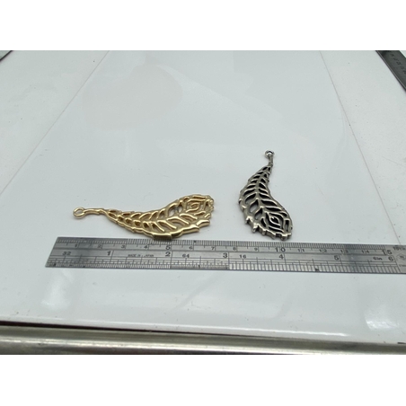 תליון נוצה בציפוי כסף או זהב