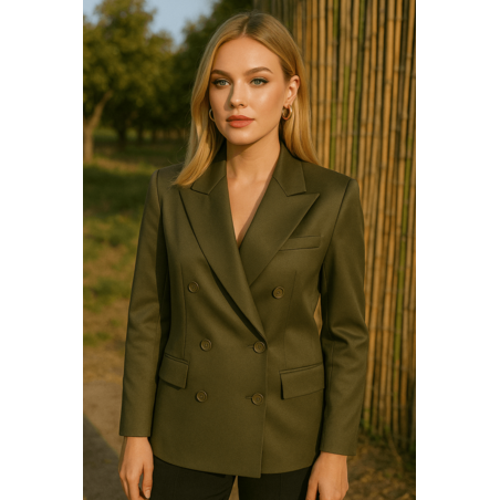 בלייזר ירוק היסטרי יושב מושלם על הגוף