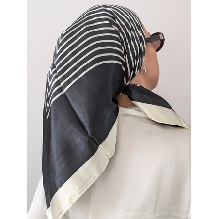 מטפחת מרובעת סאטן - שחורה עם פסים
