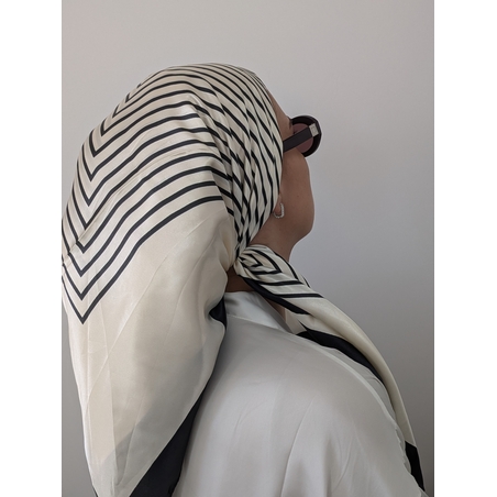 מטפחת מרובעת סאטן - שמנת עם פסים