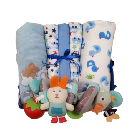 60# - אושר רך ומלטף לבן : מתנה רכה המכילה קופסת צעצועים, שמיכה, מגבת, חיתולי טטרה, ספירלה לעגלה/ סלקל