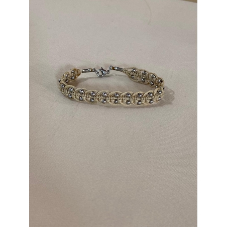 צמיד מקרמה בז׳ עם חרוזי כסף