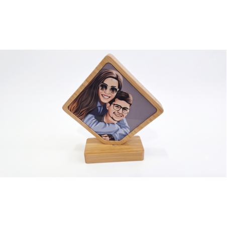 מסגרת עץ מעוין עם תמונה