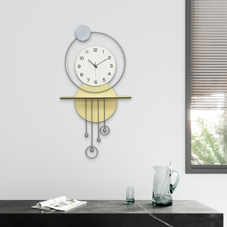 שעון קיר מעוצב בסגנון מודרני עם צורות גיאומטריות, מסגרת עגולה, מטוטלות דקורטיביות וגימור אלגנטי בגווני זהב, אפור ולבן, תלוי על קיר בעיצוב מינימליסטי.
