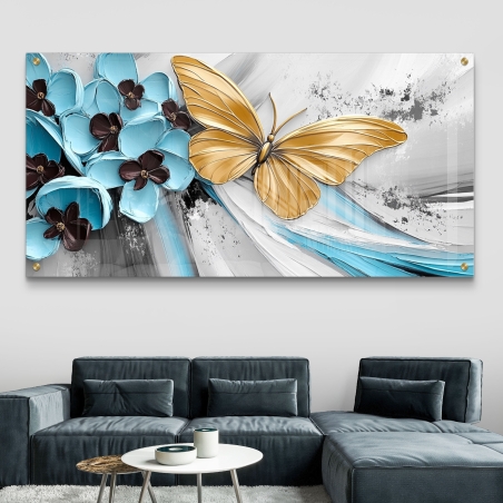 תמונת זכוכית לרוחב עם פרפר זהוב ופרחים תלת־ממדיים בגווני תכלת על רקע מופשט