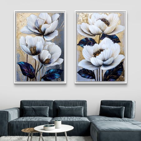זוג תמונות קנבס של פרחים לבנים על רקע זהב וכחול כהה בעיצוב יוקרתי לסלון