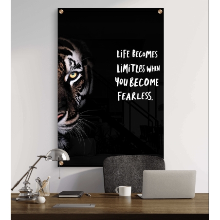תמונת זכוכית עם טיגריס חצי פנים בצד שמאל ומשפט השראה באנגלית מימין – FEARLESS, בעיצוב אומנותי של M-X ART.