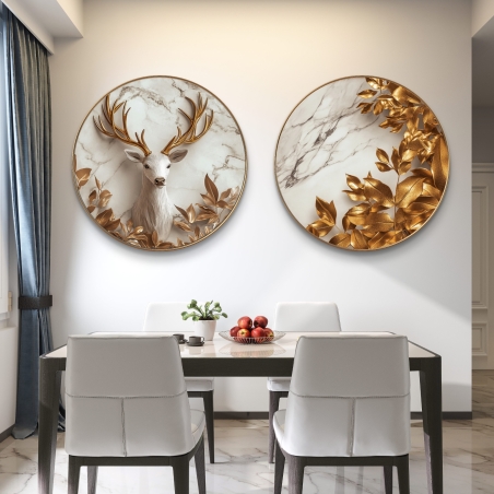 זוג תמונות עגולות עם עיצוב ייחודי של אייל בגווני זהב על רקע שיש יוקרתי, המוקף בעלי זהב, מתאימות לעיצוב מודרני יוקרתי ולחללים המעוצבים בקפידה.