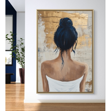 תמונת קנבס אנכית של אישה עם שיער כהה אסוף בשמלה לבנה, מצוירת מגבה, מול רקע טקסטורלי בגווני זהב ולבן – יצירת אמנות מודרנית מקולקציית תכשיט לבית.